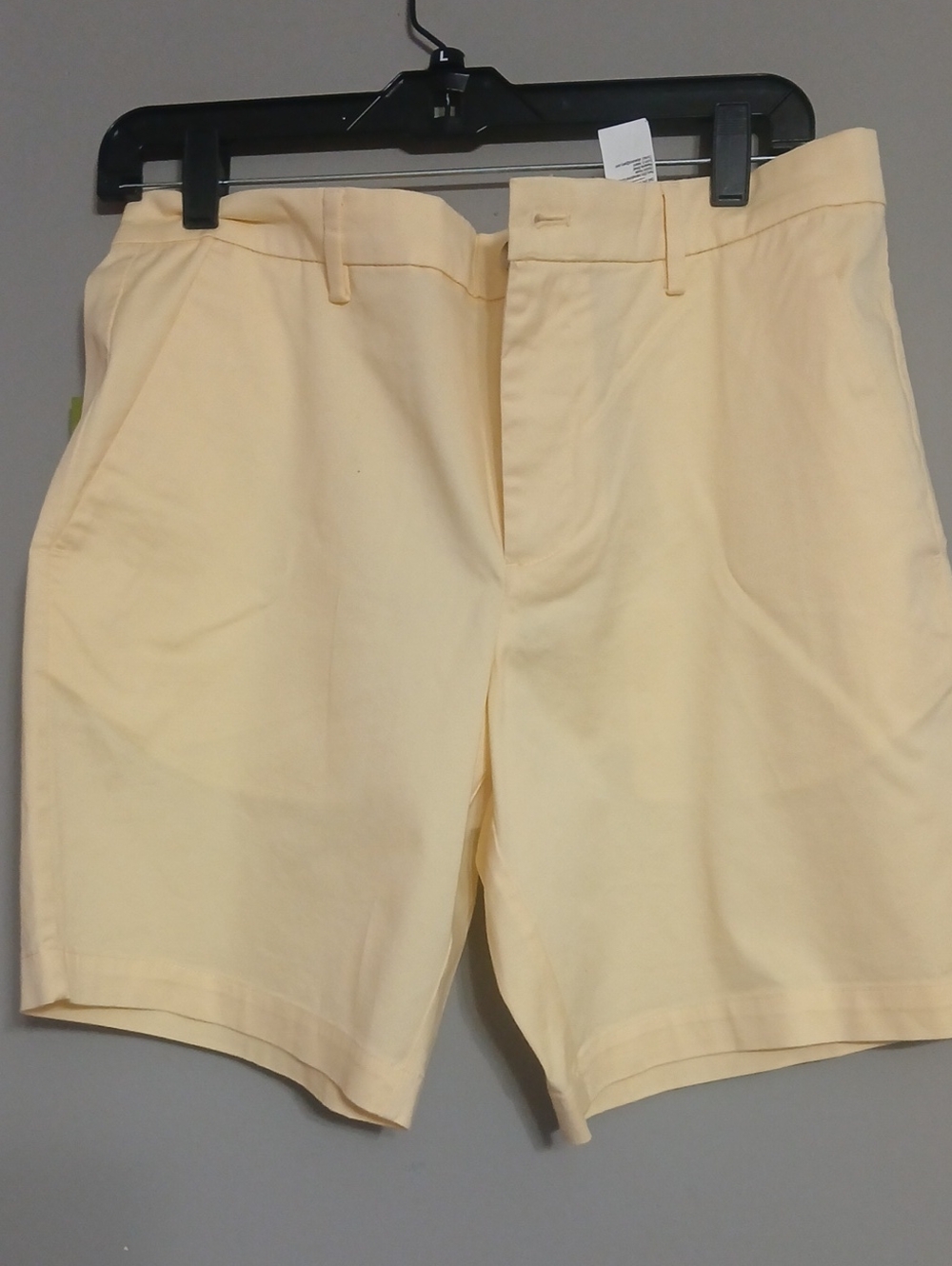 Savane Pale Yellow Flat-Front Men’s Shorts